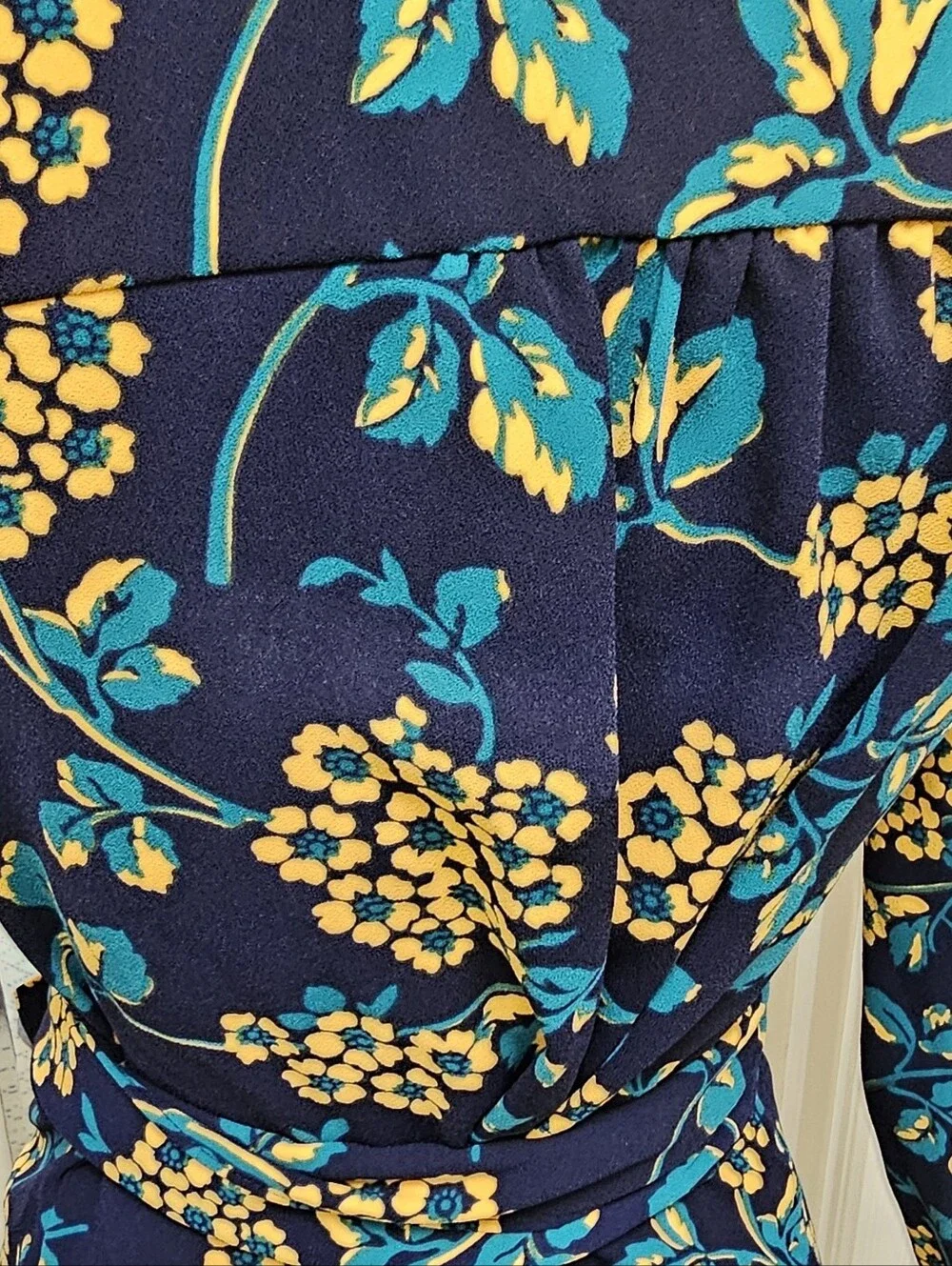 J. Crew Navy & Gold Floral Drape Crepe Wrap‎ Blouse Size Small #K0747